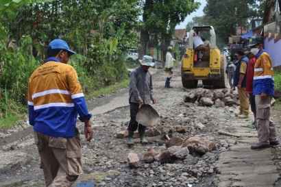 Sebelum Bulan Ramadhan, Jalan Sukalarang-Bencoy Diperbaiki oleh Dinas PU Kabupaten Sukabumi