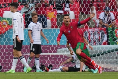 Duet Ronaldo - Fernandes Bawa Portugal ke Piala Dunia