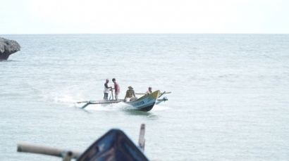 Wisata Laut: Cerita Para Nelayan Pantai Ngrenehan