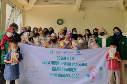 Praktek Kuliah Lapangan Mahasiswa PGSD UHAMKA di Majlis Ta'lim Al-Hidayah untuk Menerapkan Pola Hidup Bersih dan Sehat di Masa Pandemi