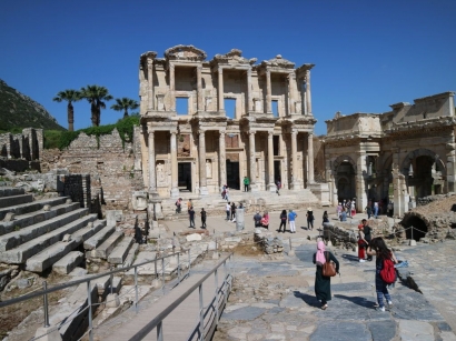 Reruntuhan Kota Tua Ephesus dan Masjid Kuno Isabey di Seljuk