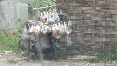 Gusar Kelola Sampah Surabaya, Walikota Larang Kantong Plastik (1)