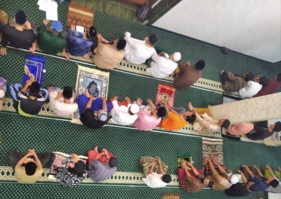 Menunaikan Shalat Tarawih Berjamaah di Masjid, Amalan di Bulan Ramadan yang Sayang Dilewatkan