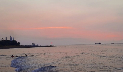 Dua Cangkir Kopi di Tepi Laut Jawa