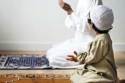 7 Amalan di Bulan Ramadan yang Bisa Diajarkan pada Anak