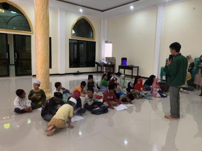KKS Mahasiswa FAI UHAMKA Bersama dengan Masyarakat Majlis Ta'lim Nurul Hasanah Ciracas Jakarta Timur