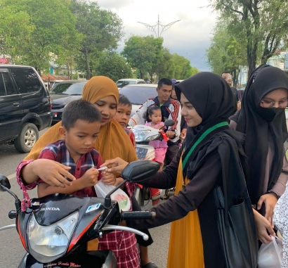 KORPS HMI WATI (KOHATI) Cabang Banda Aceh Bagikan Takjil Gratis untuk Masyarakat