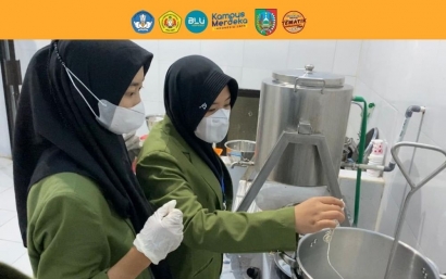 KKN-T UPN Veteran Jawa Timur Belajar bersama Ketua KWTT Dusun Pengajaran tentang Pengolahan Produksi Susu dan Es Krim