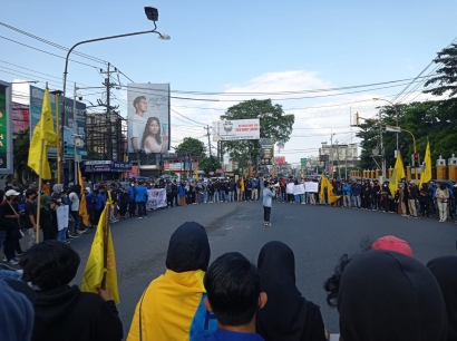 Organisasi PMII Cabang DIY Gelar Demonstrasi di Pertigaan Revolusi Yogyakarta.