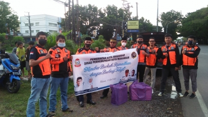 Tebar Berkah Ramadan, Dishub Makassar Bagi-Bagi Takjil untuk Pengguna Jalan