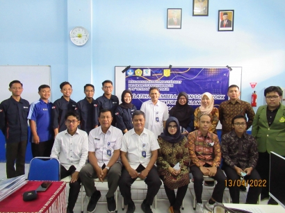 Dosen dan Mahasiswa Teknik Mesin UPN "Veteran" Jatim mengadakan Pelatihan Pembelajaran Solidwork di SMK Turen Malang