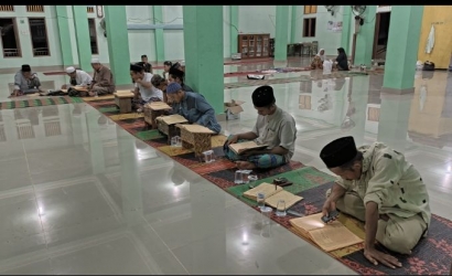 Santri Madrasatul 'Ulum Isi Malam Ramadhan dengan Tadarus Tafsir Jalalein