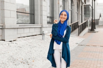 Tampil Percaya Diri dengan Fashion Kasual, Ini 5 Tips Tetap Stylish Saat Memakai Hijab