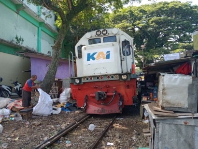 Menyusuri Jalur Kereta Api Pengangkut BBM di Malang