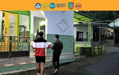 Ramadhan Berbagi, Kelompok 91 KKN-T Universitas Pembangunan "Veteran" Jawa Timur Melakukan Kegiatan Berbagi Takjil kepada Warga Dusun Pengajaran, Desa Galengdowo, Kec. Wonosalam, Kab. Jombang, Jawa Timur