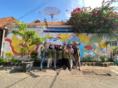 Karya Inovatif Mural guna Penataan Kawasan Pasar oleh Mahasiswa KKNT MBKM UPN Veteran Jawa Timur Kelompok 31 di Kelurahan Bongkaran Surabaya