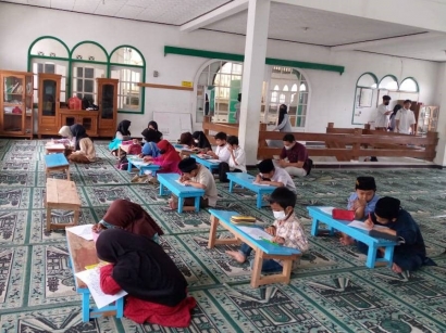 Tawa Renyah Anak-anak di Balik Masjid Jami Miftahul Iman