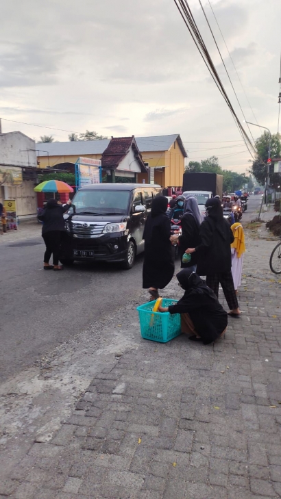 Hampir Ditabrak Mobil, Mahasiswa PMM UMM 54 Tak Jera Bagi-bagi Takjil di Desa Jeblog 