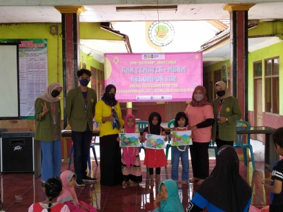 Cegah Risiko Stunting, Mahasiswa KKN UPN "Veteran" Jawa Timur Kelompok 102 Gelar Sosialisasi Bersama Anak-anak di Desa Candiharjo