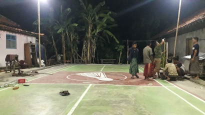 Kampung, Main Badminton Cukup di Halaman