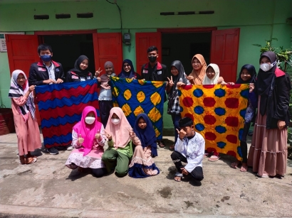 Mahasiswa Universitas Muhammadiyah Malang Bersama Anak-Anak TPQ Al-Huda Kelurahan Polehan Membuat Batik Shibori