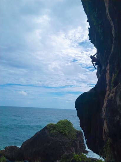 Pantai Siung, Tempat Panjat Tebing Terbaik di Yogyakarta