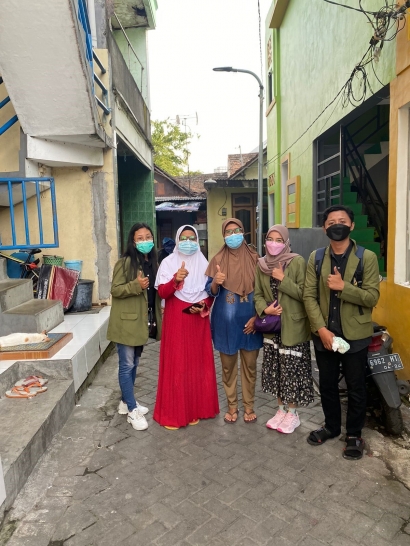 Mahasiswa KKNT-MBKM Kelompok 20 Bagikan Takjil kepada Lansia secara Door to Door
