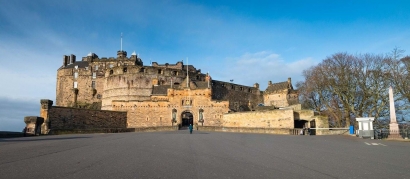 Dengan Bus Tingkat Terbuka Menguak Kisah Kelam Edinburgh Castle
