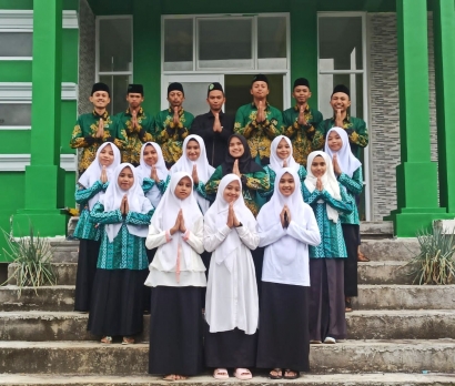 Andri Fahruzi dan Rekan Rekanita IPNU IPPNU Kecamatan Senduro Membuat Vidio Selamat Hari Raya Idul Fitri