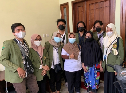 Siap Terjun ke UMKM: Mahasiswa KKN UPN "Veteran" Jawa Timur Melakukan Kunjungan ke UMKM dengan Didampingi Pihak Kelurahan