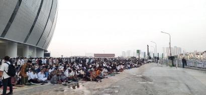Masyarakat Antusias Ikuti Shalat Idul Fitri di Jakarta Internasional Stadium