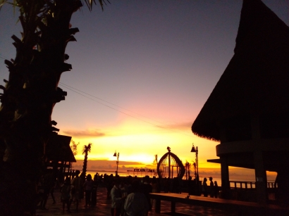 Sunset dan Gelora Wisatawan di Pantai Kelapa Lima Kupang