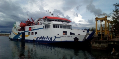 Berbahaya Berada dan Duduk di Atas Atap Kapal Ferry KMP Aceh Hebat 2