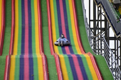 Rainbow Slide, Wahana Baru Floating Market yang Menjadi Daya Tarik Wisatawan di Hari Libur Lebaran