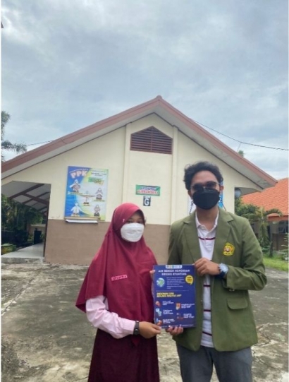 Mahasiswa KKNT MBKM Kelompok 103 UPN Veteran Jawa Timur Lakukan Kampanye Pencegahan Stunting Melalui Poster Air Bersih Mencegah Resiko Stunting