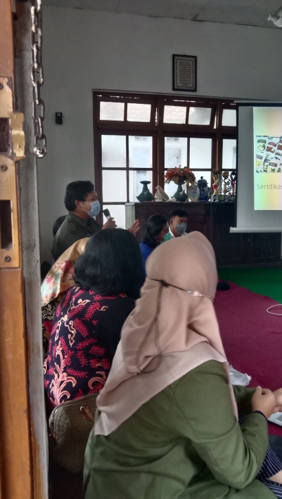 Antusias Warga Kampung Kue Pandaan dalam Mengikuti Sosialisasi P-IRT oleh Tim Bina Desa Fakultas Teknik UPN "Veteran" Jawa Timur