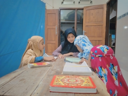 Mengajarkan Membaca Al-Qur'an pada Anak-Anak di Desa Grabag