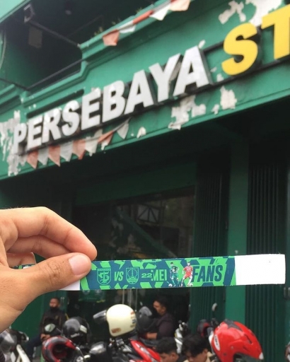 Tiket Ludes, Antusiasme Bonek Jelang Laga Persebaya Melawan Persis Solo dalam Laga Forever Game 279 Surabaya