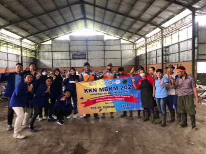 Pelatihan Pembuatan Pupuk Organik Melalui Budidaya Maggot di TPS 3R Tumpang Lestari 
