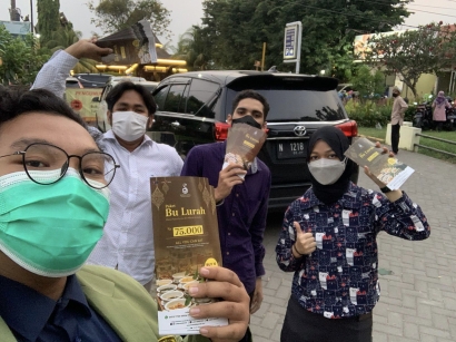 Mahasiswa UPN Veteran Jawa Timur Melakukan Kegiatan Flyering dalam Meningkatkan Penjualan Hotel Sofia Juanda Surabaya