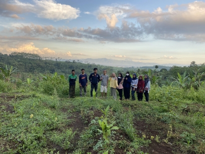 Mahasiswa KKN-UMD Kelompok 2 Melakukan Pengembangan Potensi Wisata Desa Klungkung melalui Lahan Percontohan Pertanian
