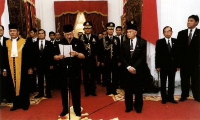 21 Mei 1998: Soeharto Lengser Setelah 32 Tahun Berkuasa