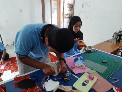 Pembuatan Souvenir Pemanfaatan dari Kain Perca Batik Khas Sumberejo oleh Mahasiswa KKN Universitas Negeri Malang
