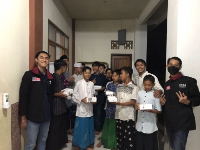 Ramadhan Berbagi, Ramadhan di Hati PMM Mitra Dosen UMM Berbagi Takjil ke Pondok Pesantren Entrepreneur Muhammadiyah Gondanglegi, Kabupaten Malang