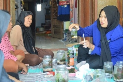 Mahasiswa KKN Universitas Negeri Malang Adakan Bimbingan Teknis Pembuatan Aquascape dari Limbah Rumah Tangga