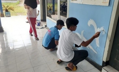 Pembuatan Mural di Tembok Galeri Batik Desa Sumberagung oleh KKN MBKM Membangun Desa Universitas Negeri Malang 2022