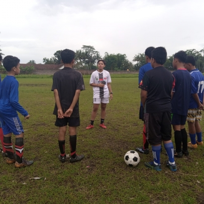 Pendampingan Meningkatkan Kemampuan Teknik dan Fisik Olahraga Sepak Bola (SSB) Desa Sumberpasir Kabupaten Malang