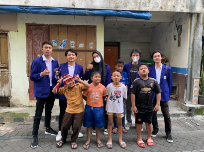 Aksi Mengajar Anak-Anak pada Sore Hari di Kota Malang