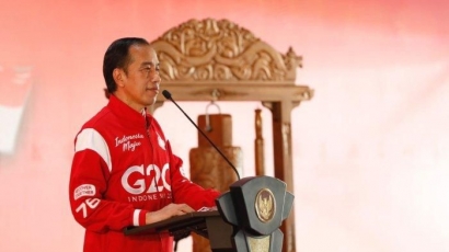 Set Up dan Punch Line Jokowi di Hadapan Relawan