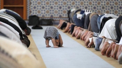 Menyikapi Kebiasaan Mengajak Anak Shalat Berjamaah di Masjid
